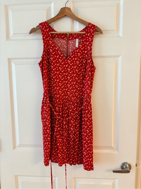Xhilaration Dresses & Skirts - Red Sleeveless V-Neck Star Print Dress with POCKETS